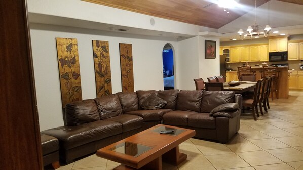 Casa exclusiva, varias camas, para no fumadores, vista al jardín | Área de sala de estar | Televisión de plasma y consola de videojuegos 