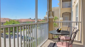 Executive 3 Bedroom Villa with Pool Access | Terrasse/gårdhave