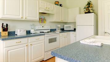 Classic House, 4 Bedroom Vacation Home with Pool | Private kitchen | Fridge, microwave, oven, stovetop