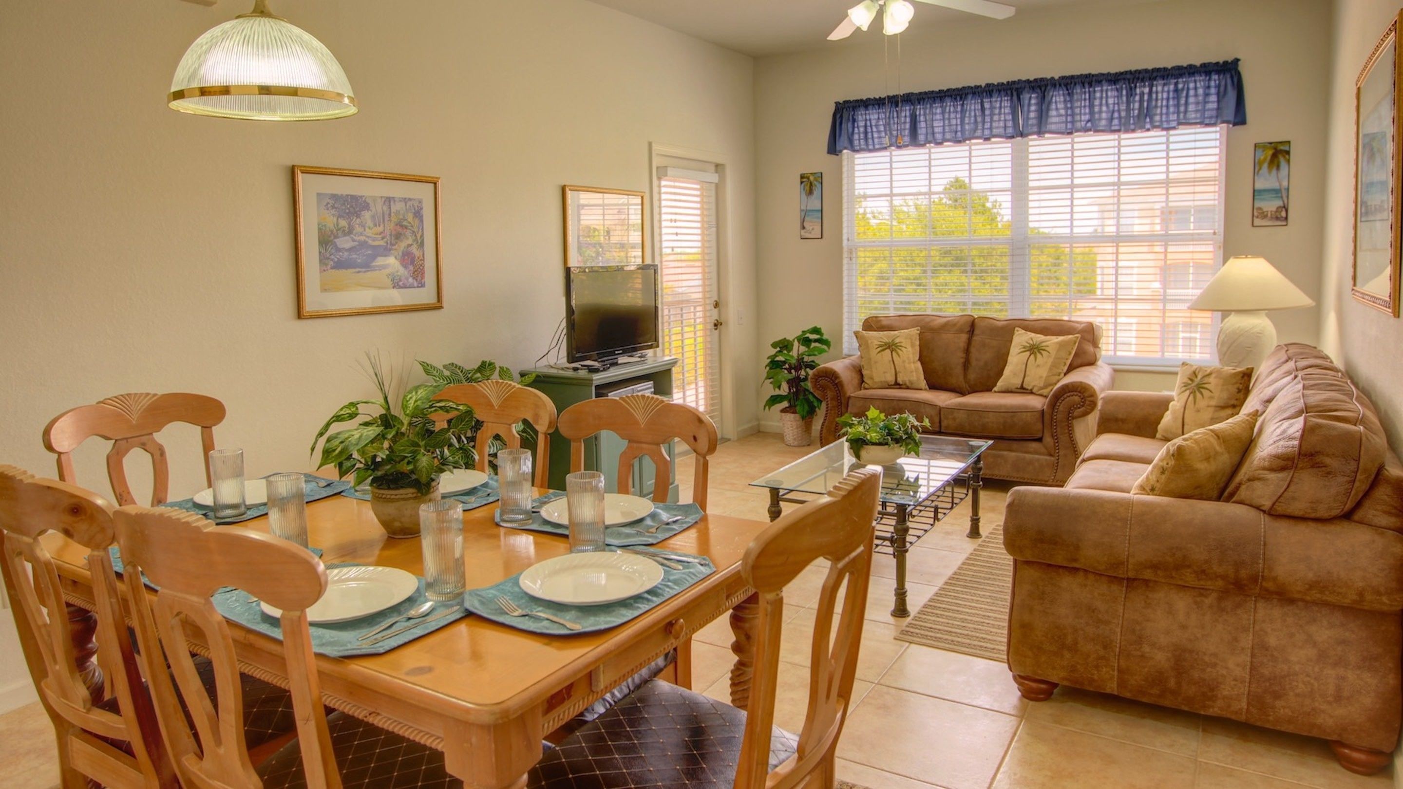Comfort 2 Bedroom Villa with Pool Access | Zona de estar | Televisión de pantalla plana de 37 pulgadas con canales por cable