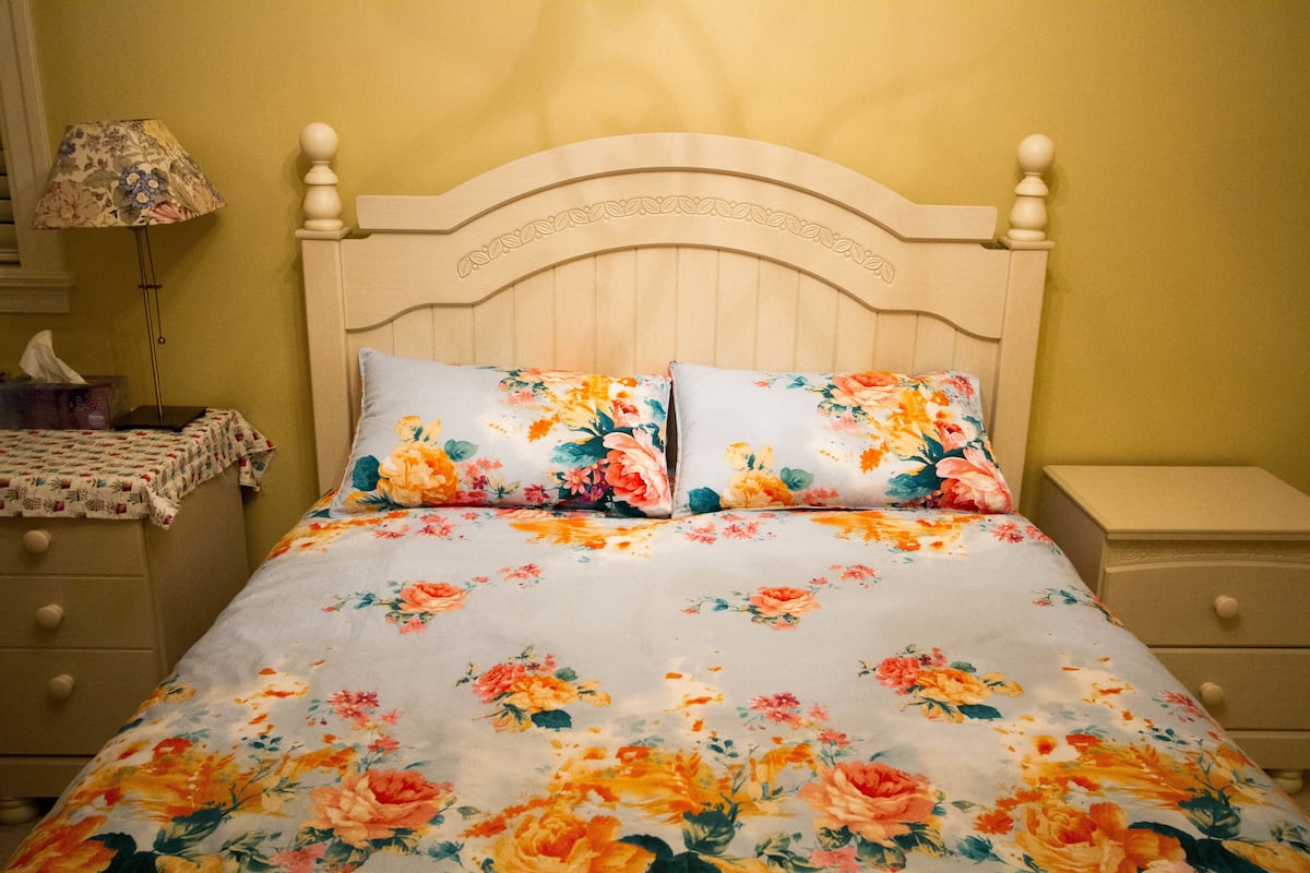 Classic Room, 1 Queen Bed, Non Smoking, Shared Bathroom
