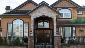 Property entrance - FengLu House (Richmond)