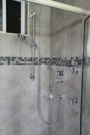 Deluxe Room, 1 King Bed, Non Smoking, Garden View | Bathroom shower