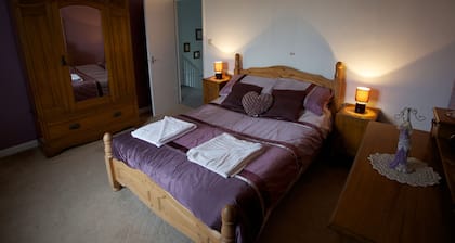 Penrhosmawr - Family Suite with Hot Tub