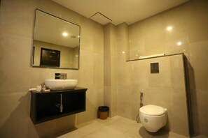 Shower, free toiletries, towels, soap - Hotel Gagan Regency - Raipur (Raipur)