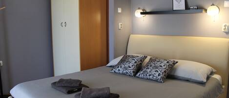 Chambre supĂ©rieure double | Bureau, rideaux dâobscurcissement, fer et planche Ă repasser