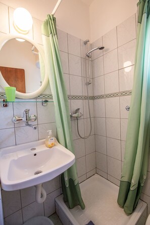 Economy-Apartment, 1 Schlafzimmer, Terrasse, Erdgeschoss | Badezimmer | Haartrockner, Handtücher, Seife, Shampoo