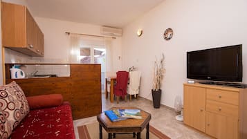 Economy-Apartment, Terrasse, zum Garten hin | Schreibtisch, Verdunkelungsvorhänge, Bügeleisen/Bügelbrett