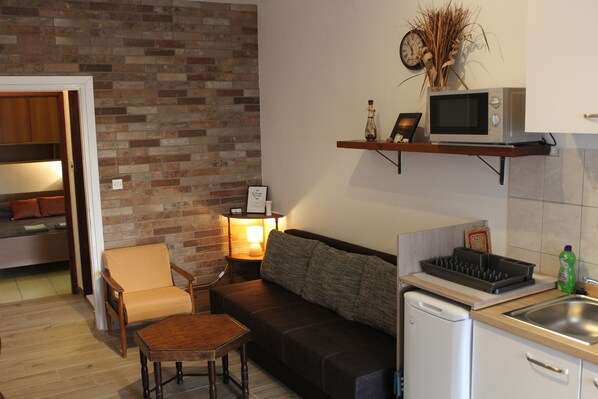 Appartement économique, 1 chambre, terrasse, rez-de-chaussée | Aire de séjour | Téléviseur ACL de 80 cm avec télévision par satellite, téléviseur