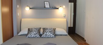 Apartments and Room Thea