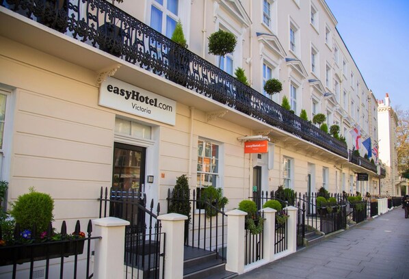 Exterior detail - Easyhotel London Victoria (London)