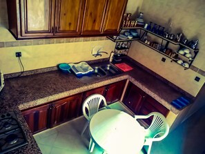 Réfrigérateur, four, plaque de cuisson, grille-pain