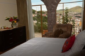 Premium bedding, down duvets, individually decorated - Hotel Chocolate Suites (Guanajuato)