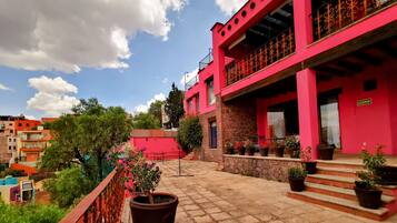 Vista frontal de la propiedad