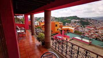 Habitación cuádruple Deluxe, varias camas, Terraza, vista a la ciudad (Godiva) | Terraza o patio