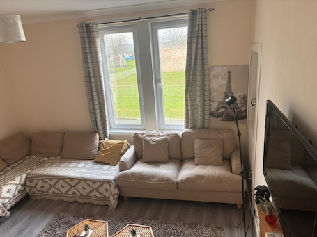 TV, fireplace, video-game console, Netflix. Beach & City Access Flat 2 Floors, Full Kitchen near train 7mins