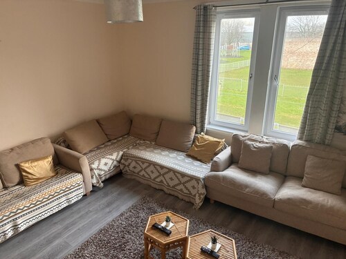 Beach & City Access Flat 2 Floors, Full Kitchen near train 7mins