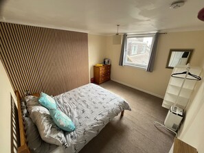 2 habitaciones, tabla de planchar con plancha, wifi y ropa de cama 