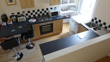 Geladeira, micro-ondas, fogão, cooktop
