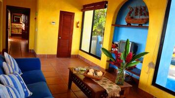 Fernseher, Kamin, DVD-Player, Tischtennisplatte