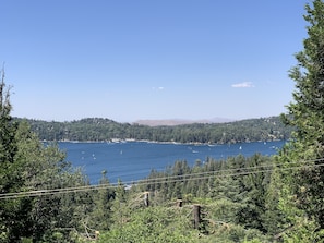 Un lago rodeado de bosque denso y colinas.