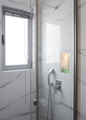 Shower, hair dryer, bidet, towels