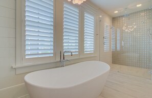 Bathtub, hair dryer, towels - 710 Ocean Boulevard by AvantStay | Oceanfront, Private Pool + Rooftop Deck (Isle of Palms)