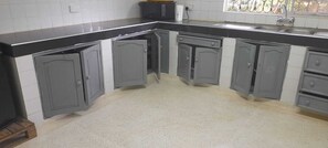 Kühlschrank, Mikrowelle, Wasserkocher, Toaster