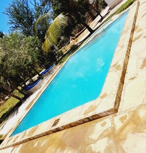 Outdoor pool - Kenda villa is a holiday home located in diani beasch 2.3 km from  (Diani Beach)
