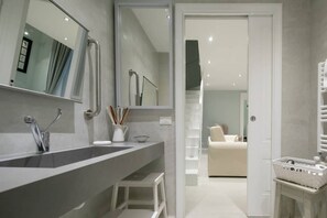 Dusche, Haartrockner, Bidet, HandtĂŒcher
