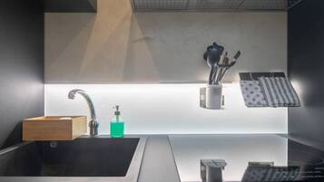 Frigorifero, microonde, forno, piano cottura