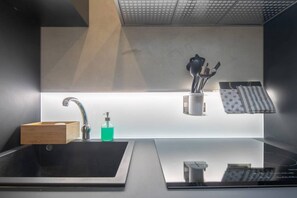 Kjøleskap, mikrobølgeovn, ovn og kokeplater