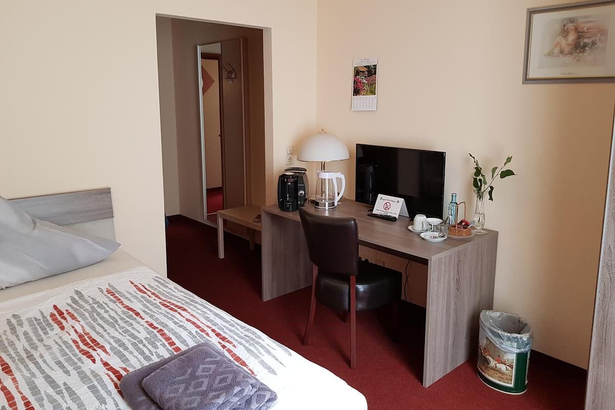 Single Room | Desk, bed sheets