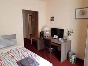 Yhden hengen huone | Työpöytä, vuodevaatteet