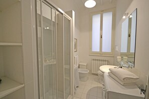 Een douche, een haardroger, een bidet