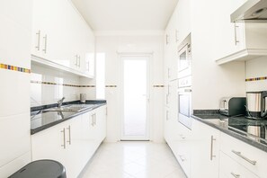 Fridge, microwave, oven, stovetop - Jasmine Apartment, AC, Pool, Balcony (Albufeira)