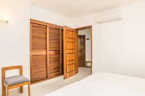 2 bedrooms, bed sheets - Jasmine Apartment, AC, Pool, Balcony (Albufeira)