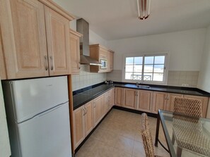 Refrigerador, microondas, parrilla de estufa y cafetera y tetera 