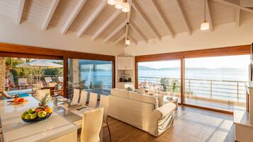 Villa, 3 habitaciones, alberca privada, vista al mar | Área de sala de estar | Televisión de pantalla plana y reproductor de DVD