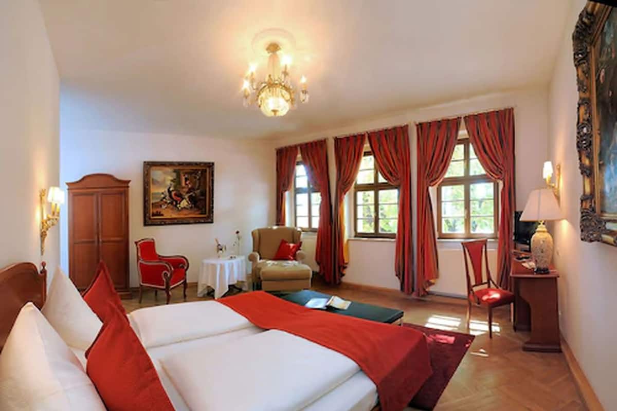 Junior Suite | In-room safe, desk, soundproofing, iron/ironing board (on request)