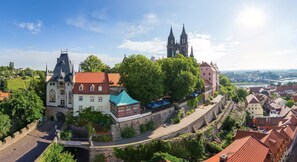 A historic town with a prominent church, a castle, and a river in the background. - Romantik Hotel Burgkeller & Residenz Kerstinghaus (Meissen)