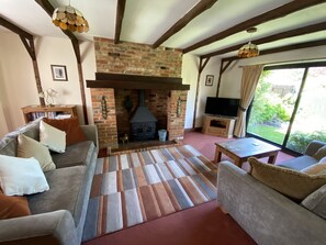 Smart TV, fireplace, DVD player, books - Stunning Rustic Home with Log Burner,  New Forest District (Southampton)
