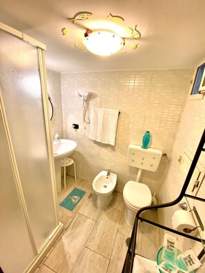 Shower, hair dryer, bidet, towels - The sailor's house (Napoli)