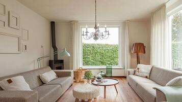 House | Living room | Flat-screen TV, fireplace, DVD player