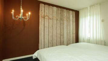 House | 6 bedrooms, free cots/infant beds, free WiFi, bed sheets