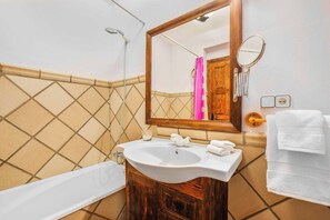 Combined shower/bathtub, bidet, towels