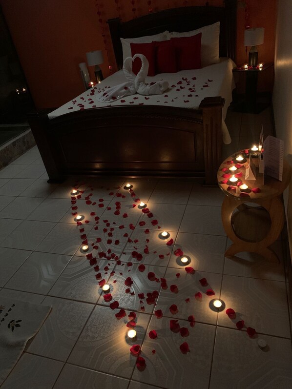 Chambre Double Deluxe | Literie de qualité supérieure, couette en duvet d'oie, bureau