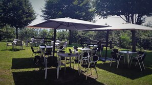 Outdoor dining - Mandoia Farmhouse (Zeberio)