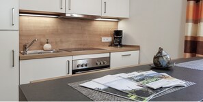 Geladeira, micro-ondas, cooktop, lava-louças