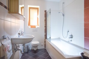 Ensemble douche/baignoire, sèche-cheveux, serviettes fournies, savon